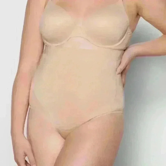 SKIMS- NWT Bonded High Wasted Brief Sz M Clay - Picture 1 of 8